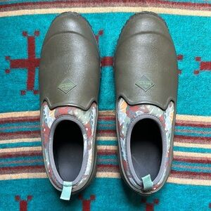 The Original Muck Boot Co Garden Barn Chores Slip Ons Size 10 green & floral
